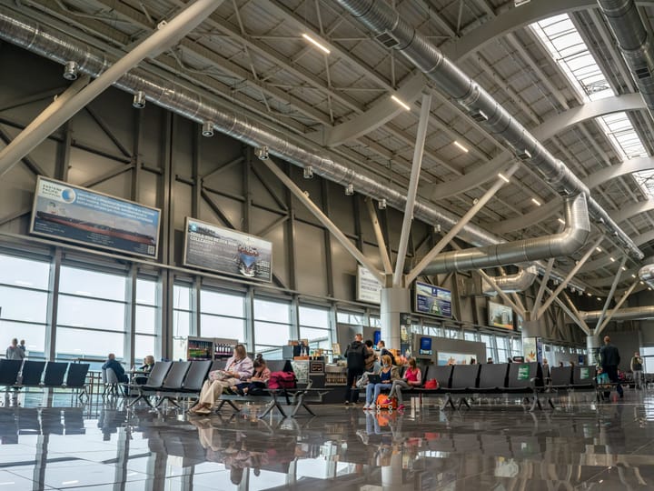 Abflughalle eines modernen Flughafenterminals — Terminal 3 Frankfurt