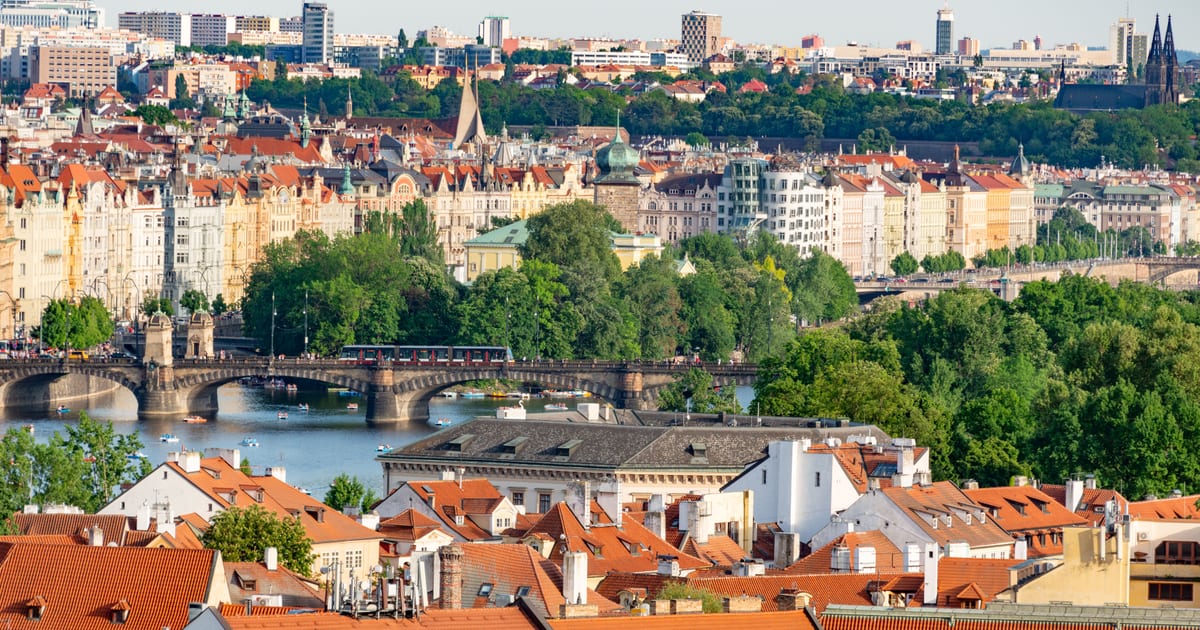 Frankfurt Airport to Prague: Private Transfer or Train?